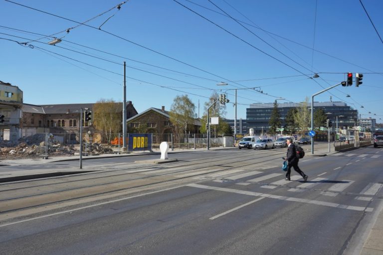 Laxenburger Straße, Gösserhalle, Wien-Favoriten, Fußgänger, Zebrastreifen, Ampel, Straßenbahnhaltestelle, Porr