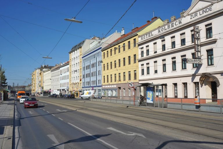 Laxenburger Straße beim Columbusplatz, Hotel Kolbeck "Zur Linde", Wien-Favoriten, Autos, Schienen, Oberleitungen, Nachkriegsgebäude, Gründerzeithäuser