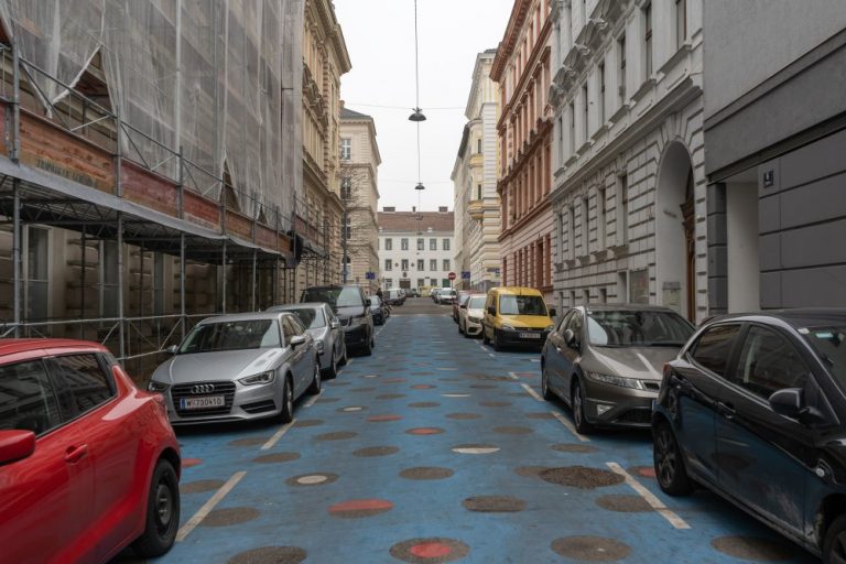 Wohnstraße in der Staglgasse, Parkplätze, Fahrbahn mit blauer Farbe, 1150 Wien