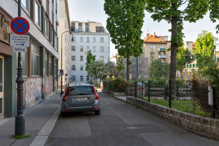 Albertplatz mit alten Straßenlaternen, Parkplätzen, Grünflächen und Bäumen