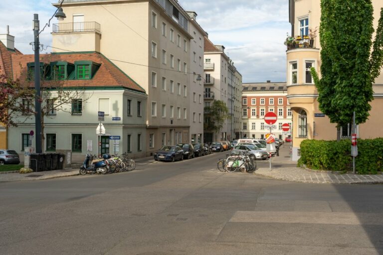 Kreuzung am Albertplatz, 1080 Wien, BReitenfelder Gasse