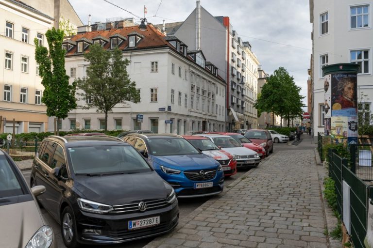 Parkende Autos am Albertplatz, Wien-Josefstadt