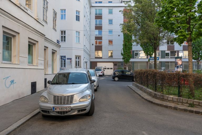 parkende Autos am Albertplatz in Wien-Josefstadt