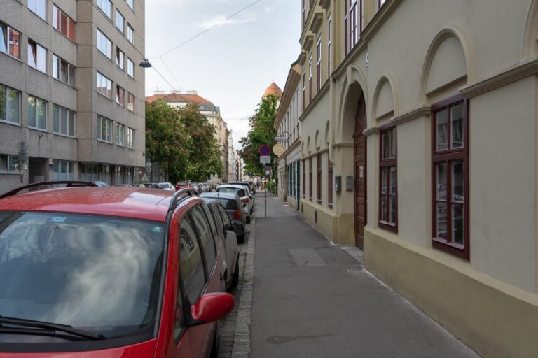 Bennogasse, Autos, Gehsteig, alte Häuser, Asphalt, Wien