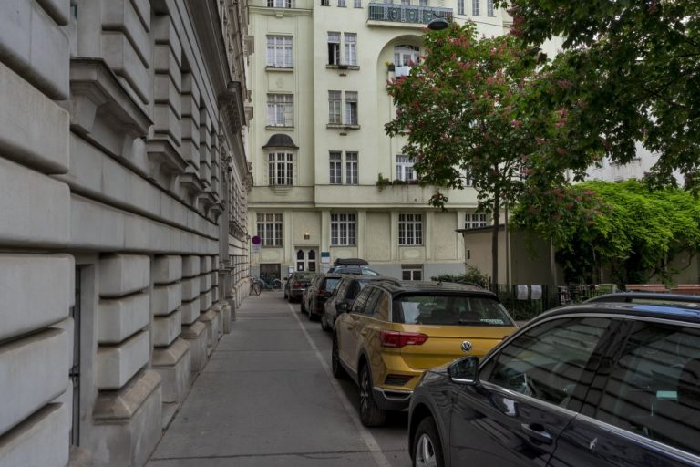 Bennoplatz mit parkenden Autos