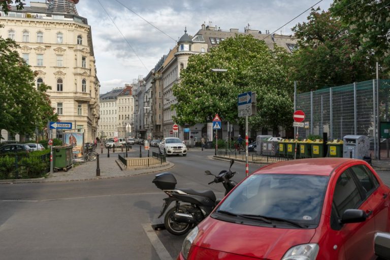 Bennoplatz und Florianigasse, Autos, Bäume, Platz, Gründerzeithäuser, Wien