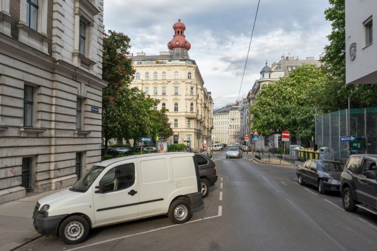 Florianigasse in Richtung Bennoplatz, Autos, Gründerzeithäuser, Bäume, Straße, Wien, Josefstadt