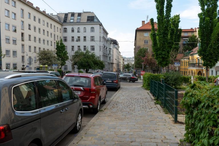 gepflasterter Gehsteig am Albertplatz, Wien-Josefstadt