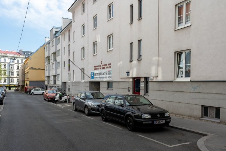 Karmeliterhofgasse im 15. Bezirk, Wien, Gemeindebau, Parkplätze