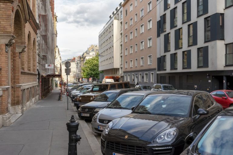 Florianigasse mit parkenden Autos, Wien