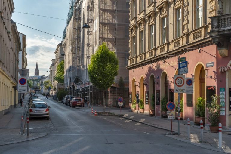 Rosinagasse in Wien Rudolfsheim-Fünfhaus, Historismus-Gebäude, Straße, Parkplätze, Kirchturm