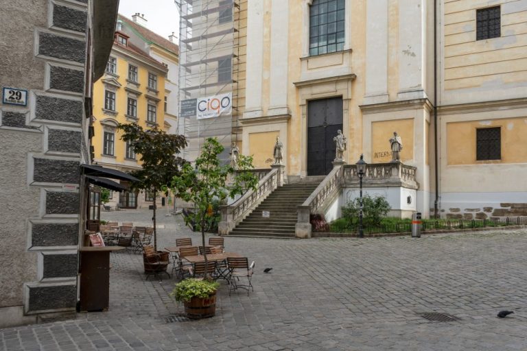 Platz in Wien-Neubau, verkehrsberuhigt, Fußgängerzone