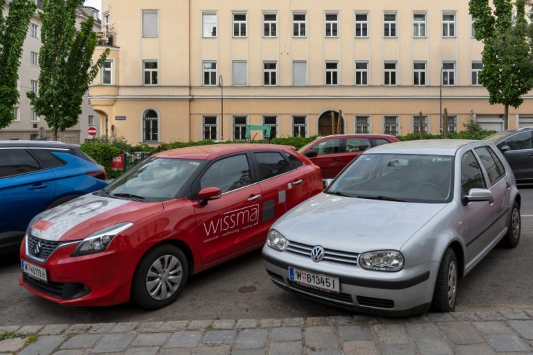 Parkende Autos am Albertplatz im 8. Bezirk in Wien