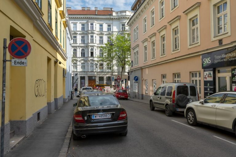 Sperrgasse mit parkenden Autos, historische Gebäude, Blickrichtung Mariahilfer Straße, 1150 Wien