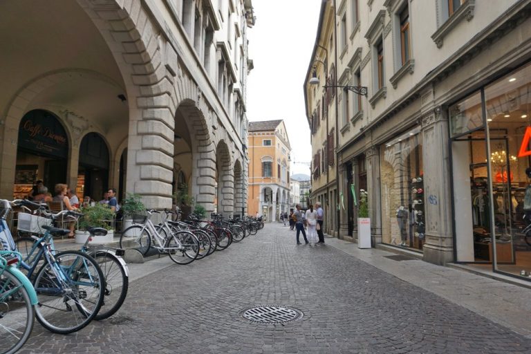 Fußgängerzone mit abgestellten Fahrrädern in Udine, Italien