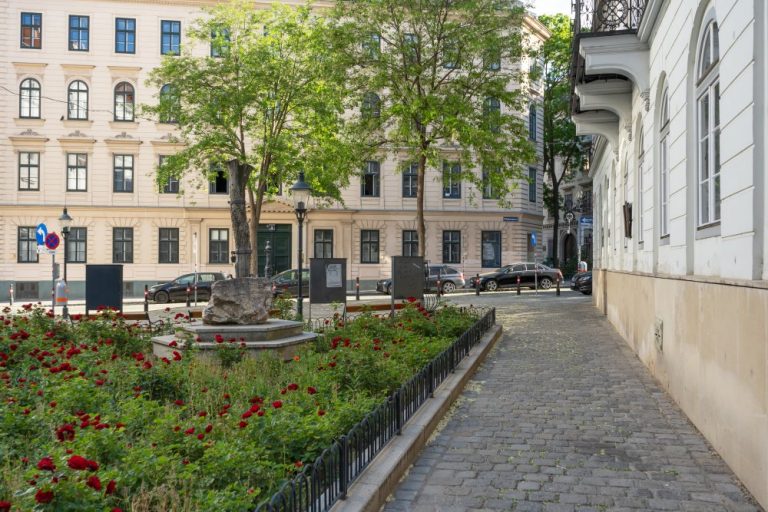 Gasse im 8. Bezirk in Wien, Begrünung, historische Gebäude, Pflasterung