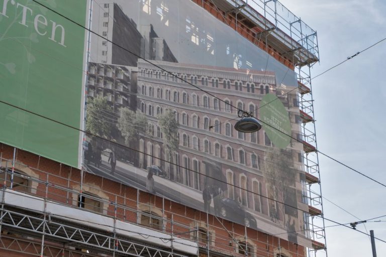 Plakat mit Rendering der renovierten und umgebauten Fabrik, Geiselbergstraße, Wien