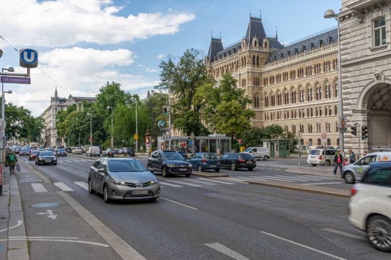 Friedrich-Schmidt-Platz, Rückseite des Rathauses, Autoverkehr, 1080 Wien