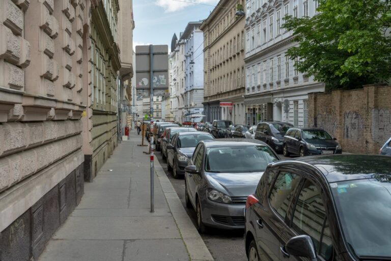 Straße in Wien-Josefstadt, alte Häuser, Autos, Asphalt