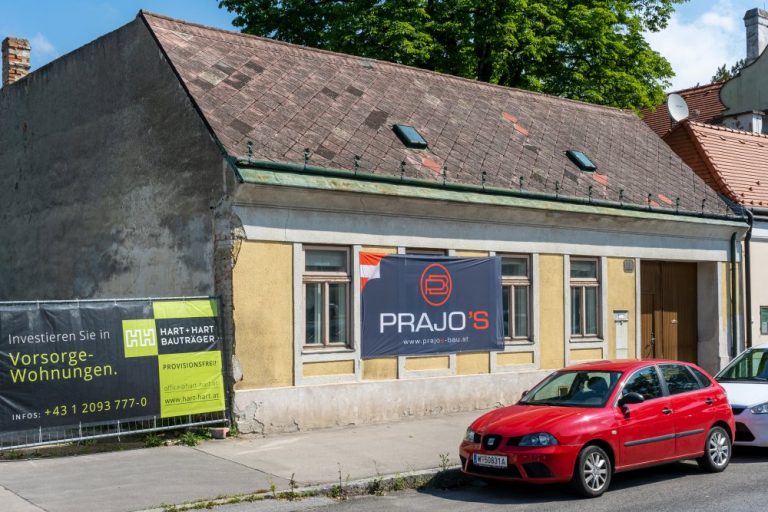 einstöckiges historisches Gebäude am Leopoldauer Platz 11 mit Autos im Vordergrund, Abriss 2020 trotz Schutzzone, Wien-Floridsdorf