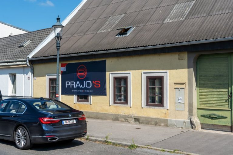 Leopoldauer Platz 9 mit Plakat der Abbruchfirma "Prajo", 1210 WIen