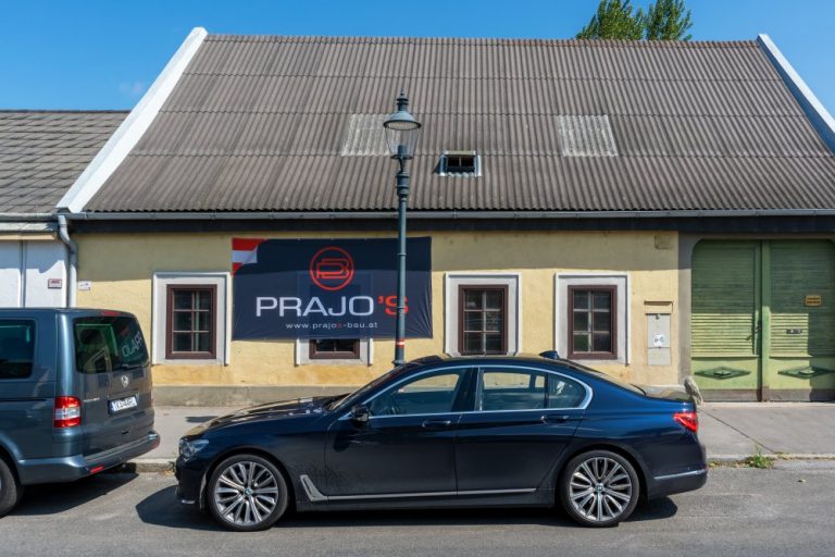 einstöckiges historisches Gebäude am Leopoldauer Platz 9 mit Autos im Vordergrund, Abriss 2020 trotz Schutzzone, Wien-Floridsdorf