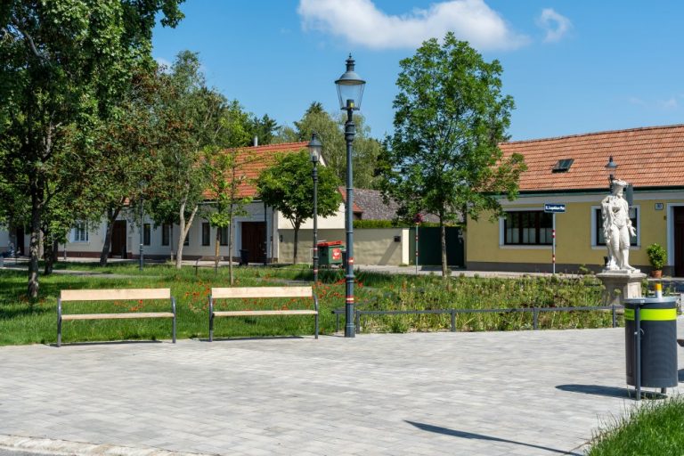 Park mit alten Straßenlaternen und einstöckigen Häusern, Floridsdorf, Wien