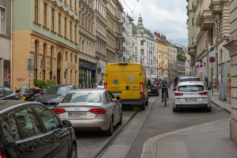 Autos und Radfahrer auf der Lerchenfelder Straße, Neubau, Josefstadt, Wien