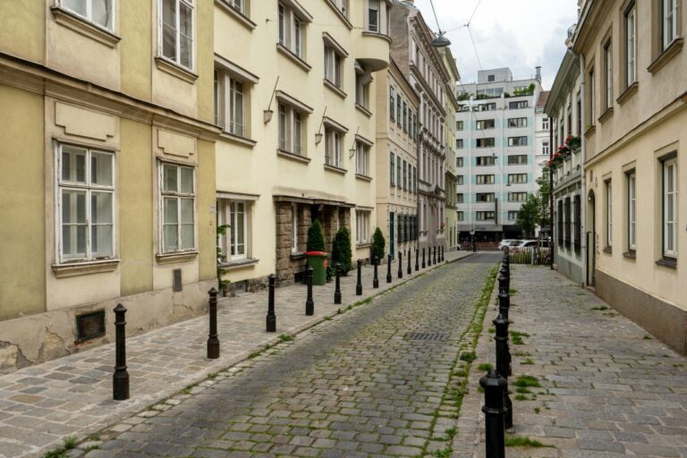 Gasse in Wien-Josefstadt mit historischen Gebäuden