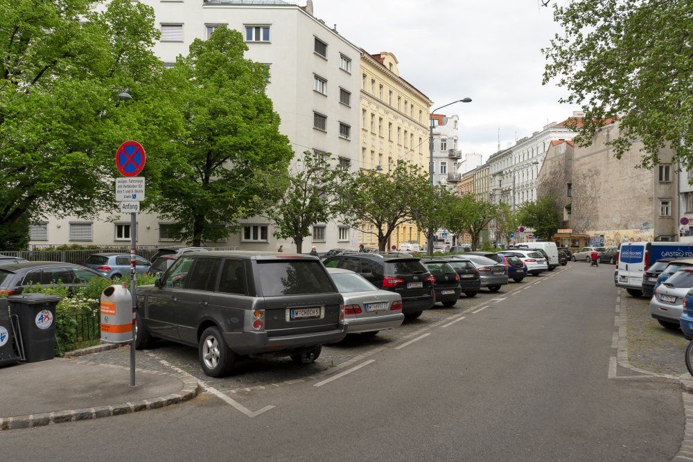 Pfeilgasse: Parkplatz statt Park und Platz (Foto: 2020)