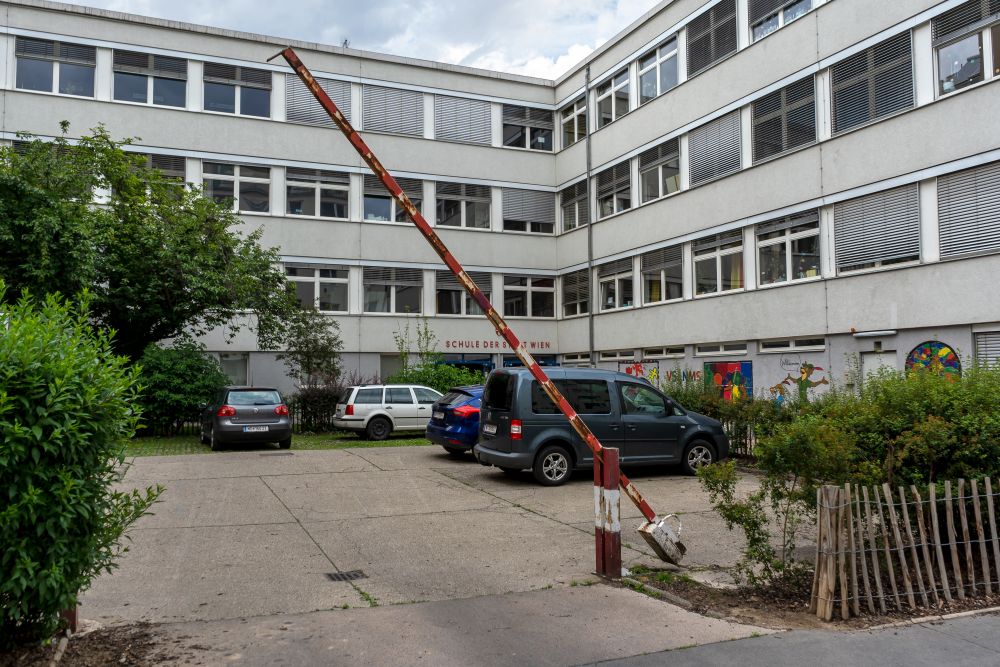 Schule der Stadt Wien, Pfeilgasse, Parkplatz, Schranken, Sträucher, Josefstadt