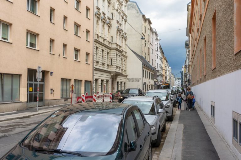 Piaristengasse, beim Jodok-Fink-Platz. Richtung Josefstädter Straße, beim Theater in der Josefstadt, viele Parkplätze, 1080 Wien