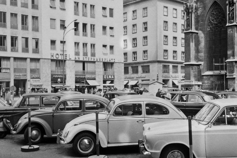 parkende Autos am Stephansplatz, neben dem Stephansdom, Wien