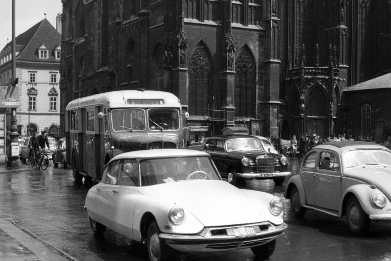 Autoverkehr am Stephansplatz, zwischen Haas-Haus und Stephansdom, Innere Stadt, Wien