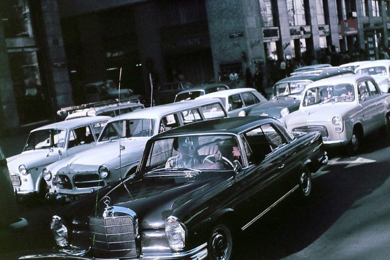 Autoverkehr am Stephansplatz, zwischen Haas-Haus und Stephansdom, Innere Stadt, Wien