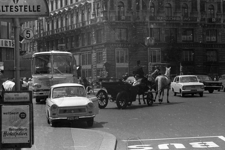 Autoverkehr und Fiaker am Stephansplatz und Stock-im-Eisen-Platz, im Hintergrund die Kärntner Straße und das Palais Equitable