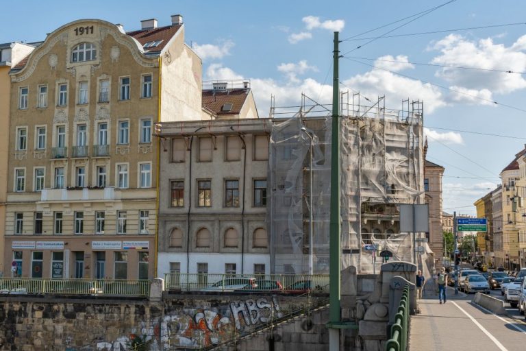 Haus in der Radetzkystraße/Dampfschiffstraße in 1030 Wien, Dach und oberstes Geschoß abgetragen, Baustelle