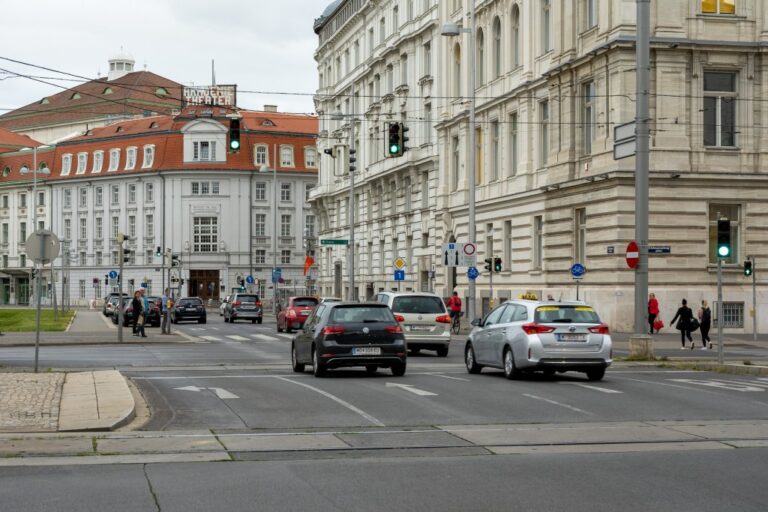 Autos fahren auf einer Straße in Wien