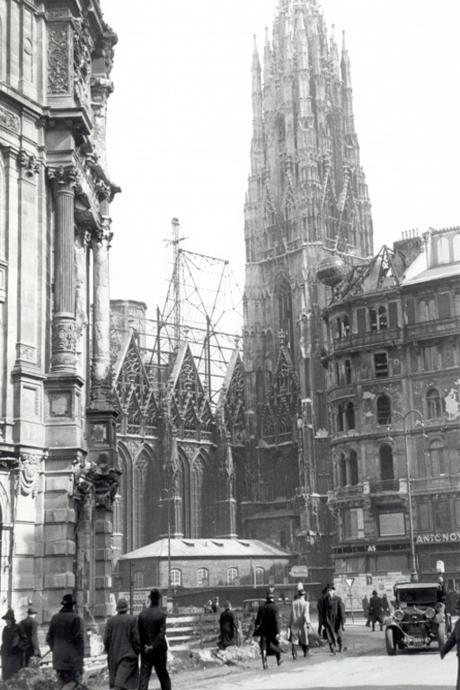 Stephansdom mit zerstörtem Dach, 2. Weltkrieg, nach Brand, Wien, Innere Stadt, Kriegsschäden