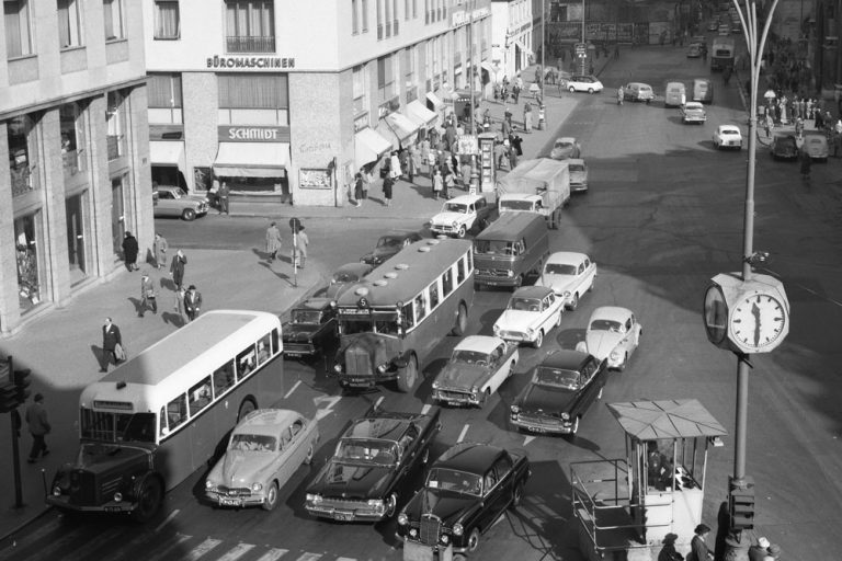 Verkehr am Stephansplatz vor dem Stephansdom, Wien