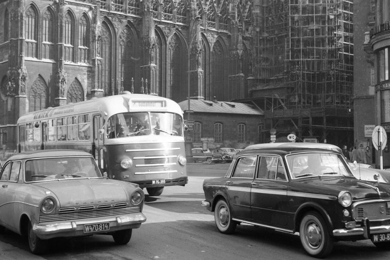 Autos und ein Bus der Linie 7 am Stephansplatz