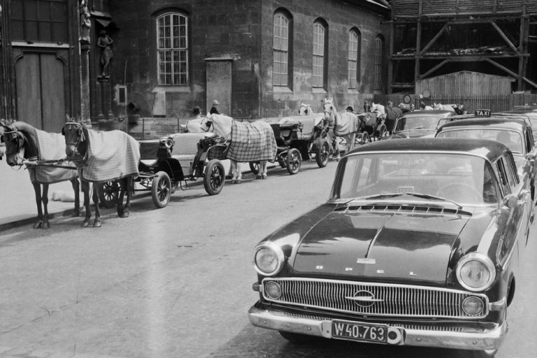 Fiaker und Autos am Stephansplatz