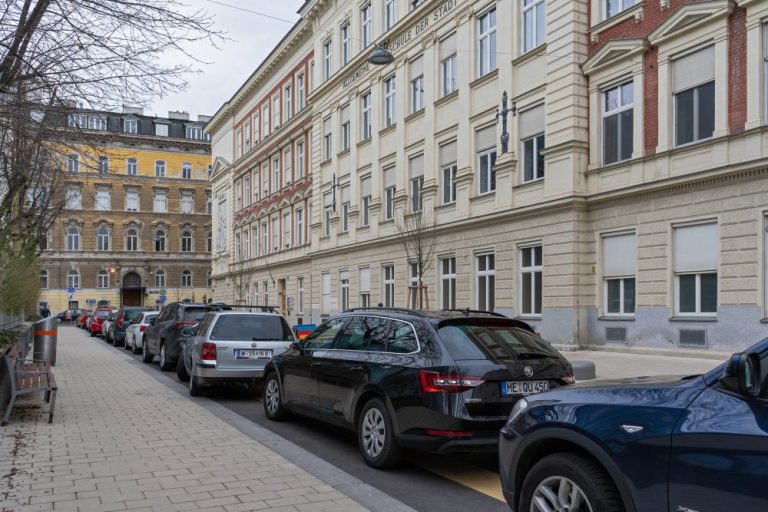 parkende Autos on der Begegnungszone in der Waltergasse, Wien-Wieden