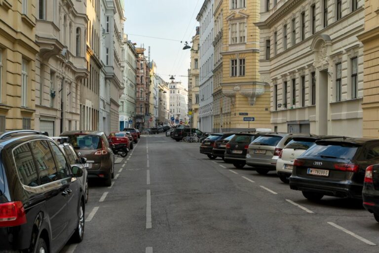Gründerzeithäuser und parkende Autos in der Bechardgasse in Richtung Landstraßer Hauptstraße, 1030 Wien