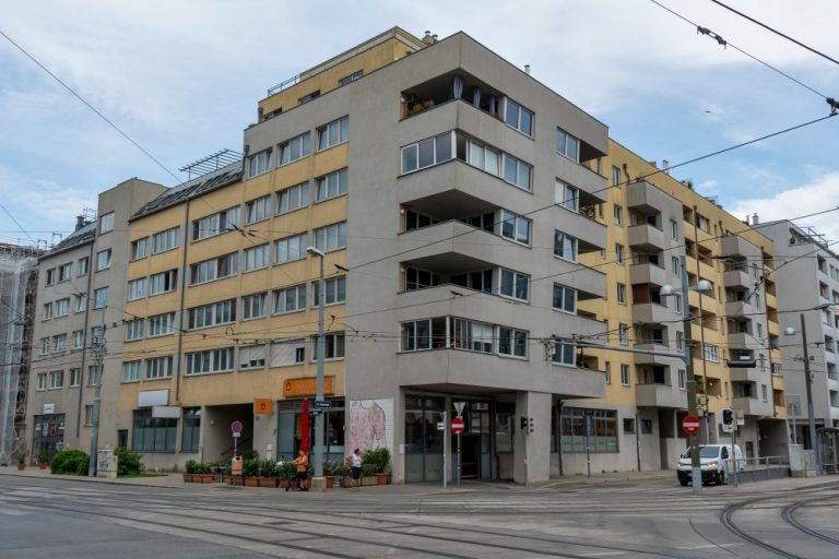 Wohnhausanlage Donaufelder Straße, Tokiostraße, Schienen, Oberleitungen, Donaustadt, Wien