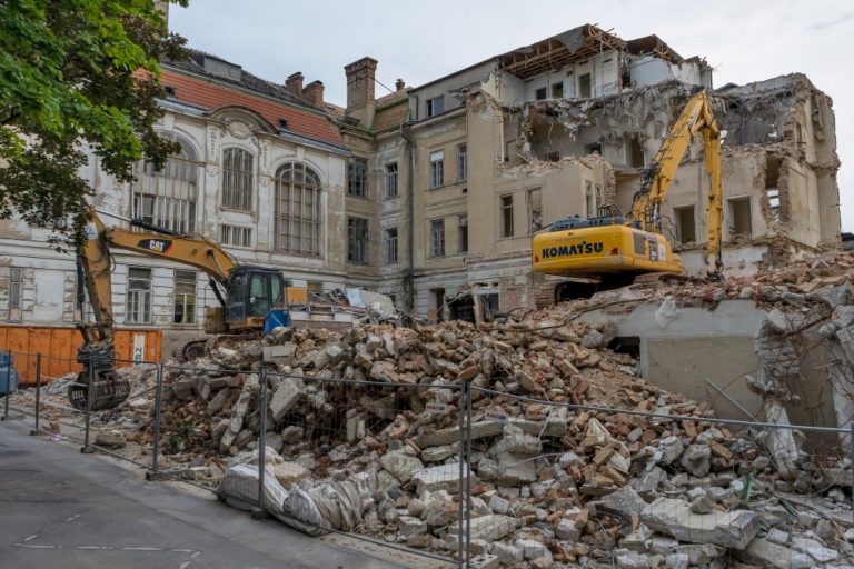 historische AKH-Klinik wird abgerissen, Alsergrund, Wien, Schutt, Bagger, Abbruch, Baustelle