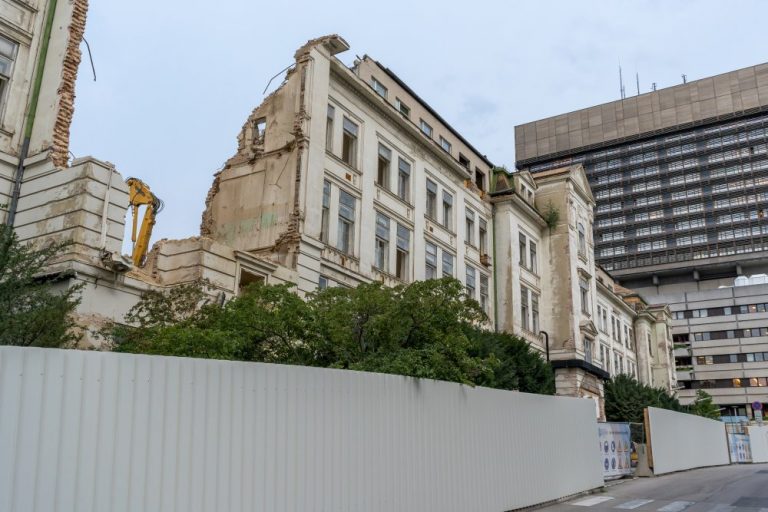 Abriss der I. Medizinischen Klinik des Wiener AKH, Alsergrund, Bettenturm, Baustelle, Klinikgebäude, Emil von Förster, Absperrung, Bäume