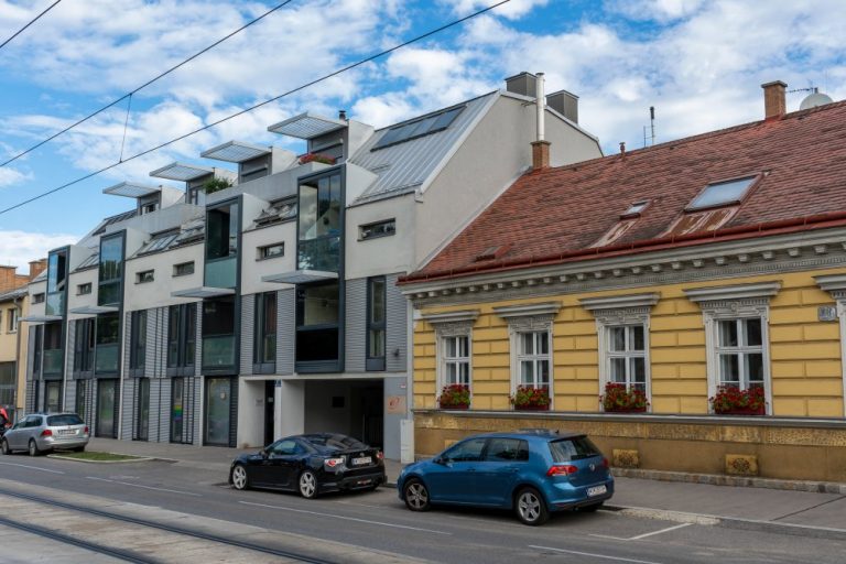 Neubau am Kagraner Platz in Wien-Donaustadt, daneben Gründerzeithaus mit Fassadendekor