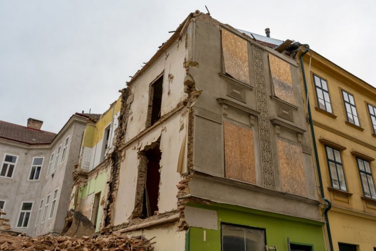 Abriss der Biedermeierhäuser Mariahilfer Straße 166-168 in Wien, Rudolfsheim-Fünfhaus, Bagger, Schutt, Baustelle, Karmeliterhofgasse