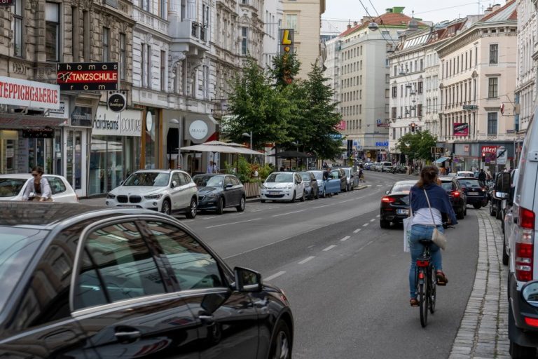 Radfahrer und Autos auf der Landstraße Hauptstraße, 1030 Wien